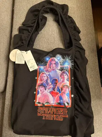 스트레인저 씽스 프릴 토트백 S 블랙