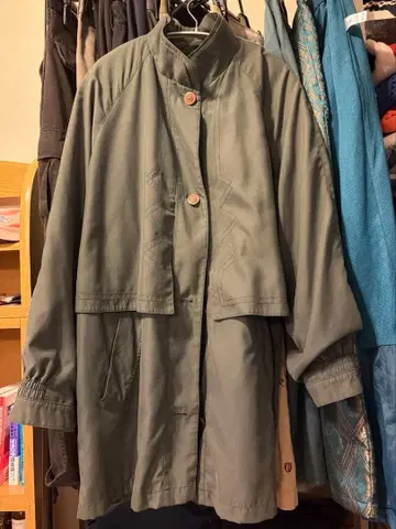 올리브 그린 코트