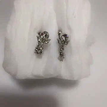 꽃과 크리스탈의 실버 귀찌
