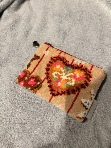 하트와 꽃무늬 자수 파우치 페이러