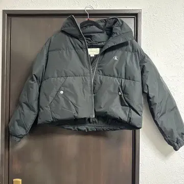 CK 크롭 블랙 다운 자켓