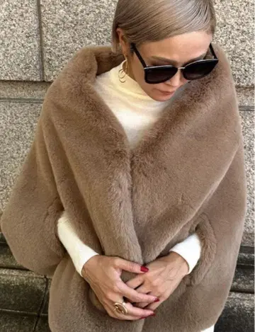 [이번 시즌] JENNE 리치 볼륨 퍼 케이프 택 포함 새상품