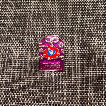 미야쿠미야쿠 부적형 핀 배지 오사카 만박 2025