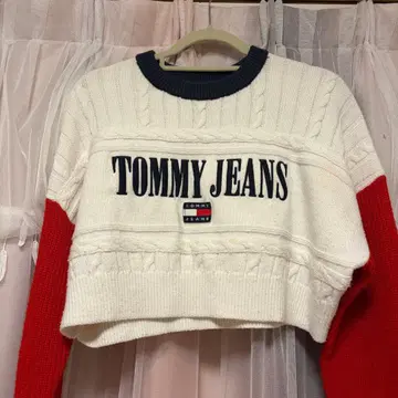 TOMMY JEANS 케이블 니트 크롭 스웨터