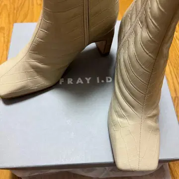 FRAY I.D 엠보싱 스퀘어토 부츠