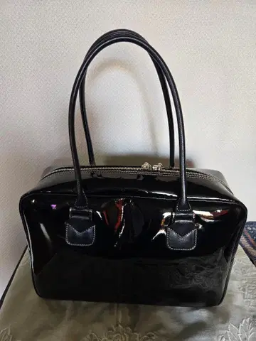 블랙 패턴트 레더 백