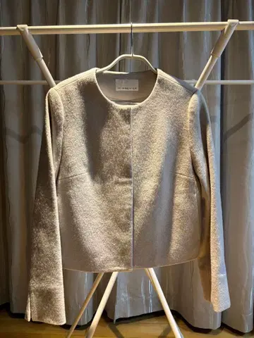 M-PREMIER 라이트 그레이 노카라 자켓