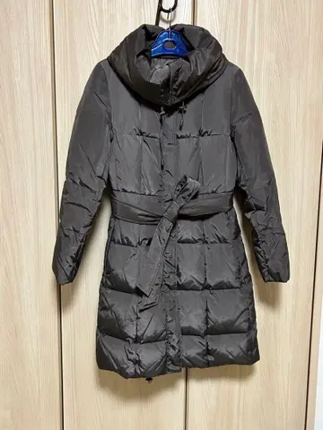 다크 그레이 후드 부착 다운 자켓