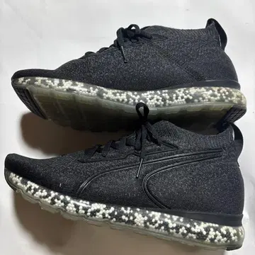 푸마 쿠션성 있는 블랙 하이컷 스니커즈