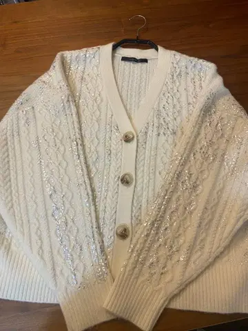 호일 프린트 케이블 V넥 가디건