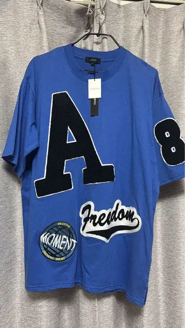 Freedom 로고의 파란색 T셔츠