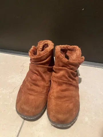 브라운 스웨이드 어그 부츠