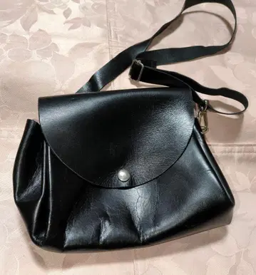 블랙 가죽 숄더백