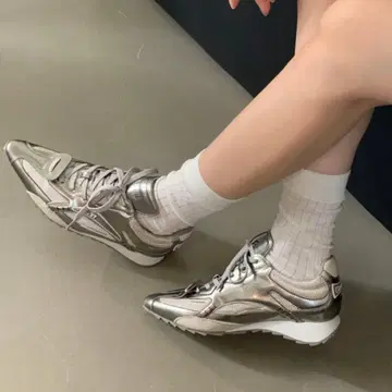 [경량] 포인트 메탈릭 스니커즈