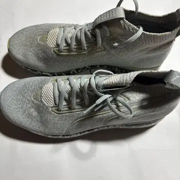 PUMA 그레이 스니커즈