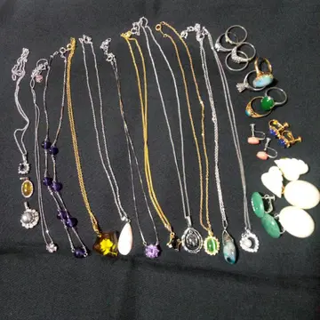 다양한 디자인의 목걸이와 액세서리 세트