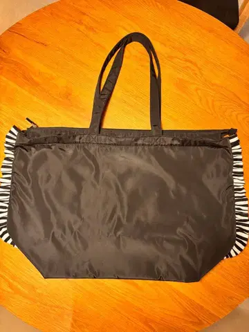 보더스 앳 발코니 나일론 토트백 지퍼 포함