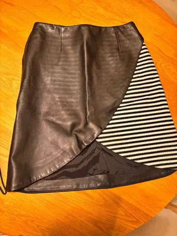 보더스 앳 발코니 램 가죽 스커트