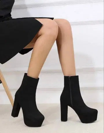 블랙 스웨이드 부티 하이힐