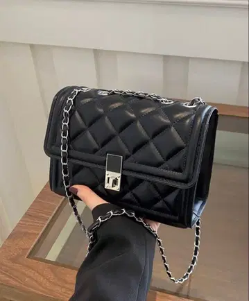 블랙 퀼팅 숄더백