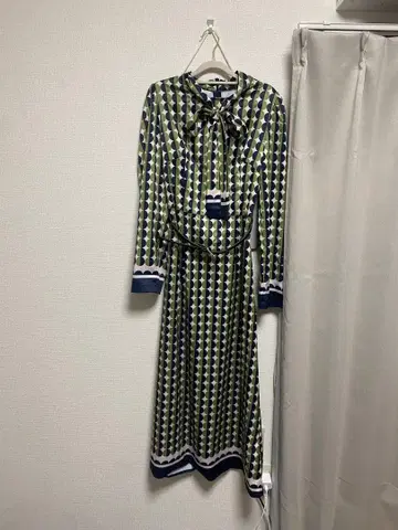 기하학 패턴 리본 포함 맥시 드레스