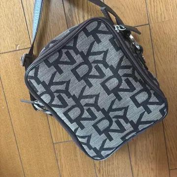 로고 디자인 숄더백 브라운