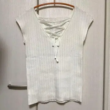 프로포션 바디 드레싱 백 레이스업 슬리브리스 니트 화이트