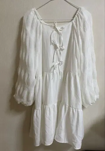 화이트 컬러 벌룬 슬리브 무릎 기장 원피스 튜닉 M