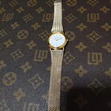 골드 메쉬밴딩 캐주얼 시계