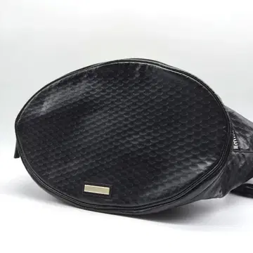 새상품급 폴스미스 바디백 엠보싱 블랙 로고 플레이트 숄더