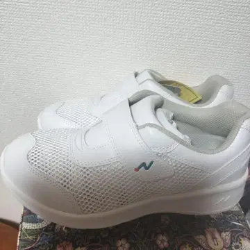 화이트 메쉬 간호화 23cm 4E