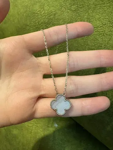 클로버 목걸이 칼세도니 wg