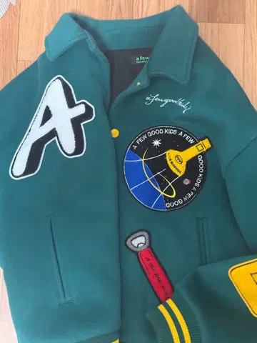 a few Goodkids 우주 테마 바시티 자켓