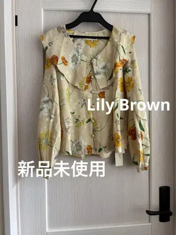 새상품 릴리 브라운 빅 칼라 꽃무늬 쉬폰 프릴 블라우스 베이지