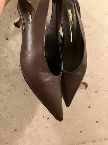 BRENTA/브렌타 보르도 컬러 백 스트랩 펌프스