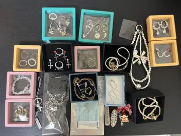 다색 목걸이와 액세서리 세트 다양한 주얼리 목걸이 컬렉션