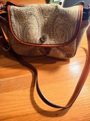 아바케이션 페이즐리 무늬 숄더백