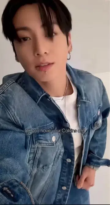 Calvin Klein 핀 배지