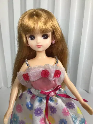 꽃무늬 원피스를 입은 리카짱 인형.