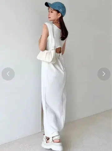 RESEXXY 백 오픈 슬릿 원피스 화이트