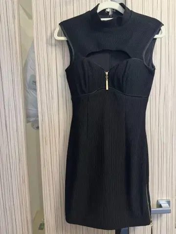 ROBE de FLEURS Glossy 블랙 하이넥 타이트 드레스