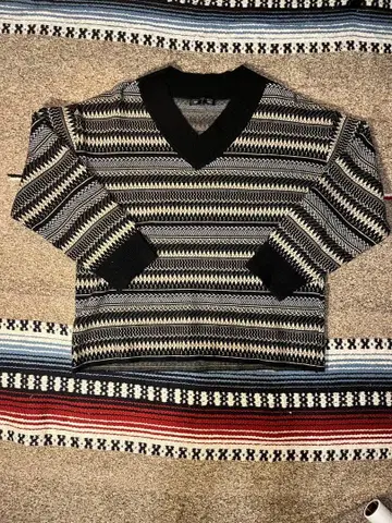 기하학 패턴 V넥 박스 실루엣 니트