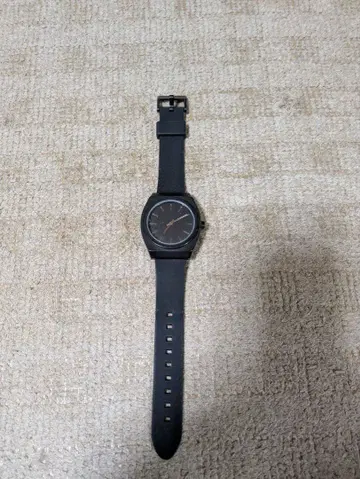 블랙 고무 벨트 실버 다이얼 손목시계