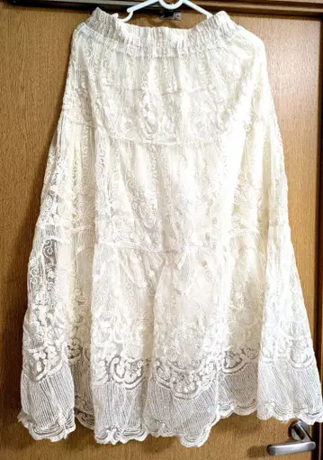 아이보리 레이스 플레어 스커트