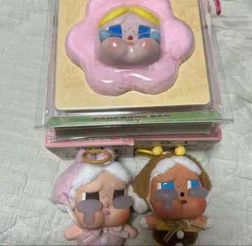 캐릭터 봉제 인형과 이어폰 팩