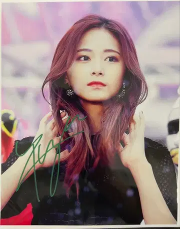 [ 귀중 ] TWICE 멤버 쯔위 친필 사인 20 x 25cm