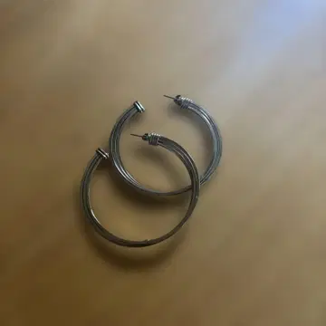 실버색 트위스트 후프 귀걸이