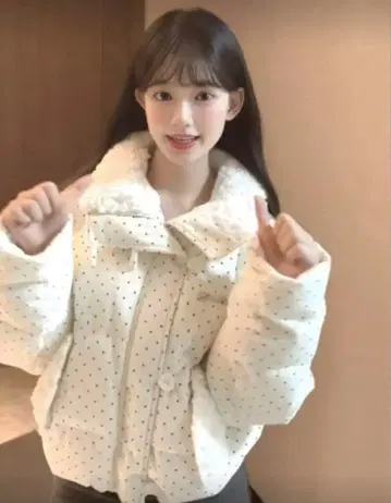 화이트 도트 무늬 플리스 다운 자켓