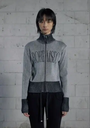 보헴시안 니트 집업 로고