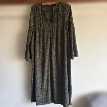 꽃무늬 올리브 그린 V넥 원피스